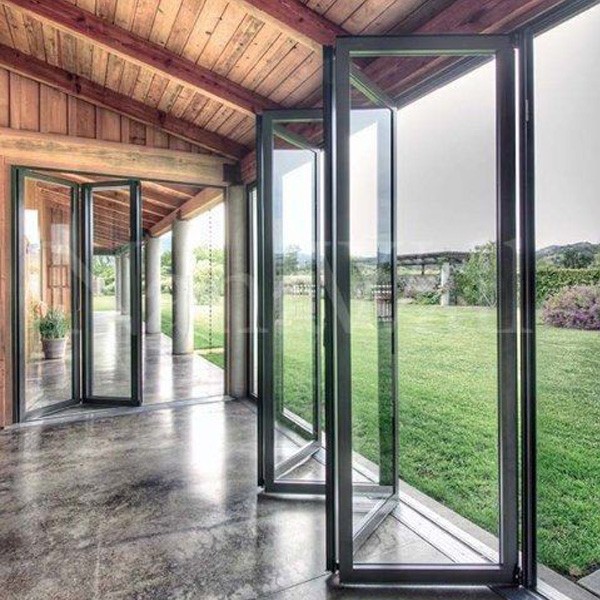 现代铝折叠门外庭院门的房间