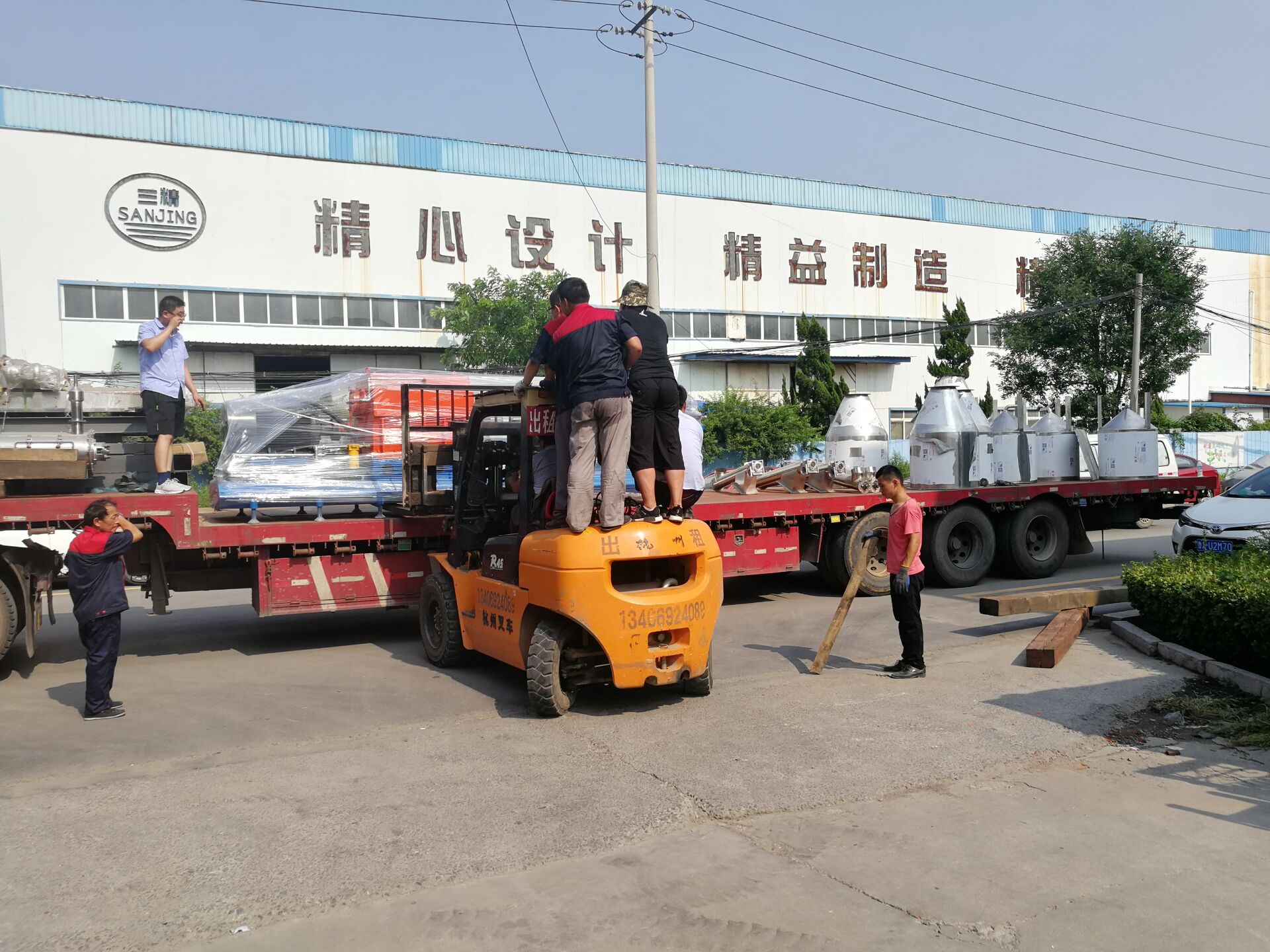 1 ton per hour steam extruder delivery.jpg