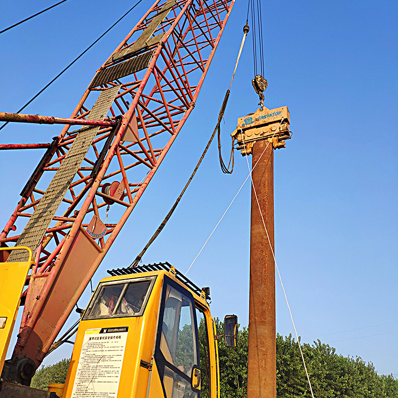 Ang hydraulic crane ay sinuspinde ang mga vibratory hammers