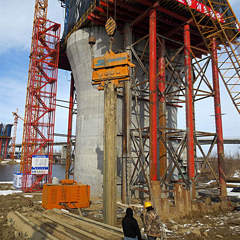 Ang hydraulic crane ay nag-hang ng mga vibratory hammers