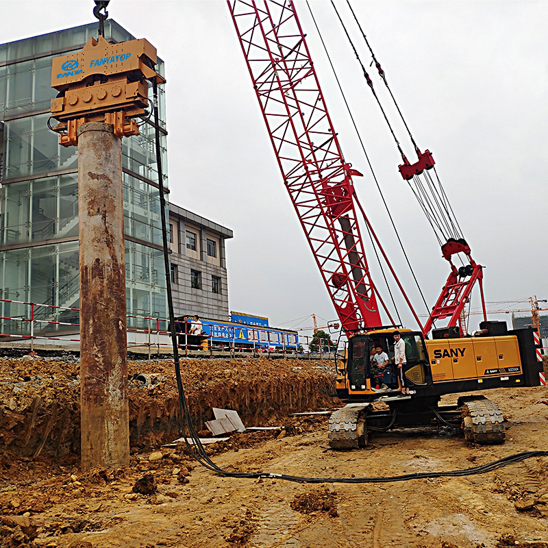 Ang hydraulic crane ay nag-hang ng mga vibratory hammers