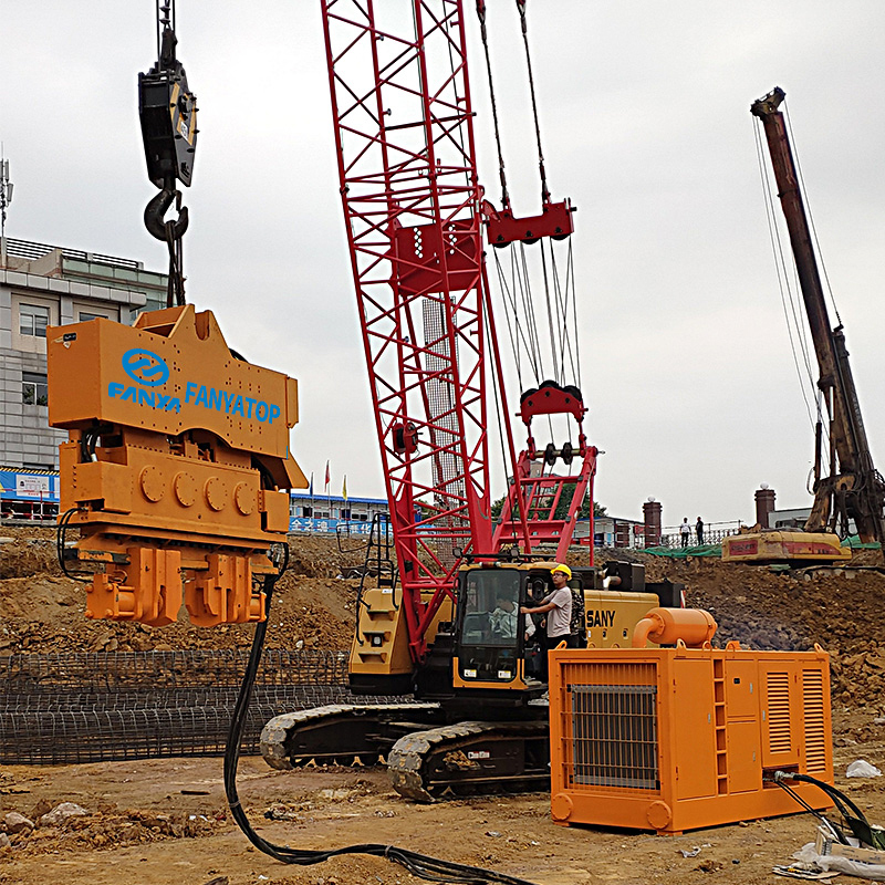 Ang hydraulic crane ay nag-hang ng mga vibratory hammers