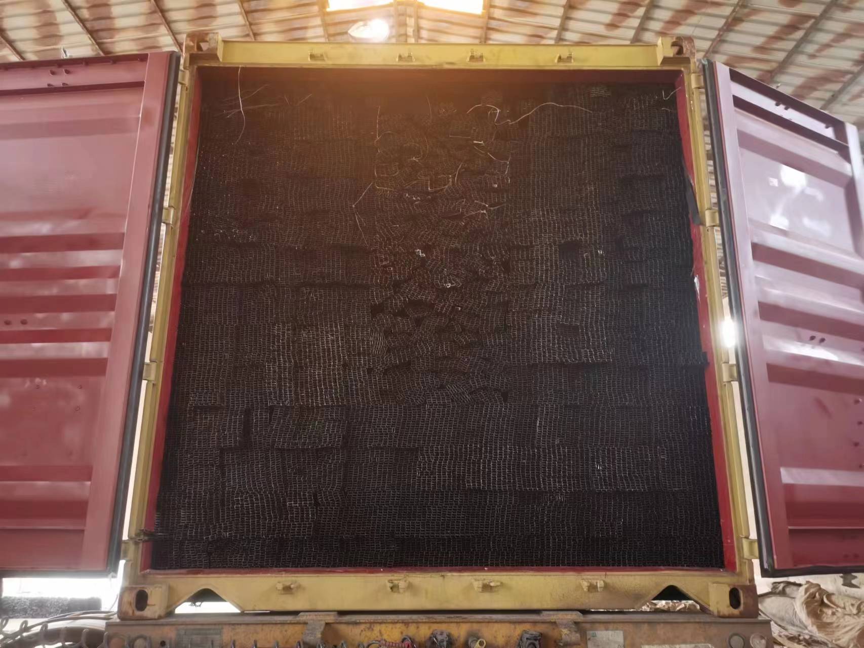 বর্গক্ষেত্র কালো annealed ইস্পাত পাইপ লোডিং ছবি শিল্প,