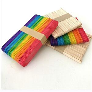 Bâtonnets de crème glacée en bois de différentes couleurs, bâtons artisanaux en bois