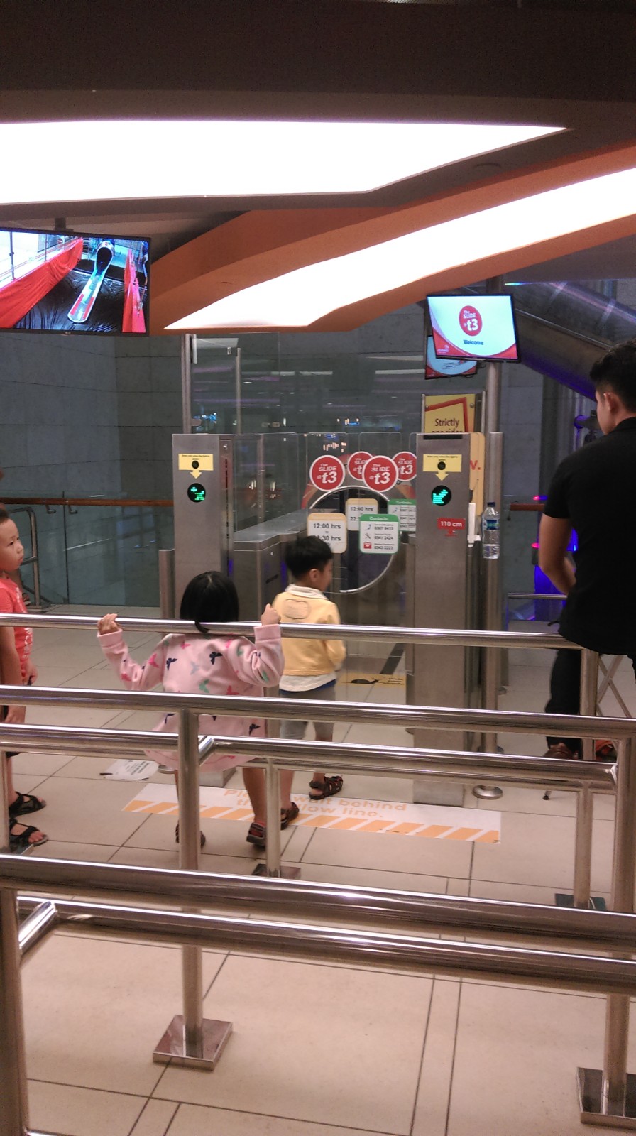 Cancello a battente delle stazioni T3 degli aeroporti di Singapore