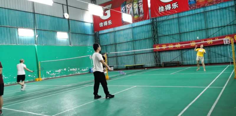 Fabricação de barreira de balanço Shenzhen Tongdazhi Company realizou uma partida de badminton no fim de semana