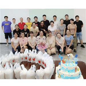 Fiesta de cumpleaños de empleados, gracias por estar contigo todo el tiempo.