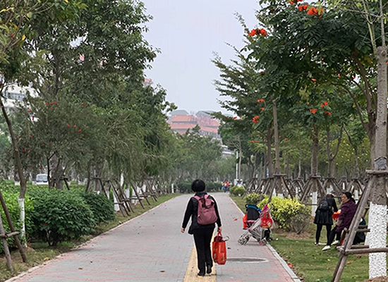 Klient końcowy z USA wrócił z centrum handlowego z naszą torbą