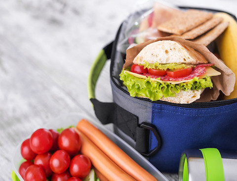 Use una bolsa térmica para el almuerzo para mantener las comidas seguras