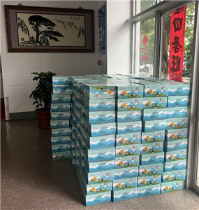 Gele perziken brengen genegenheid over, warmte vult de fabriek