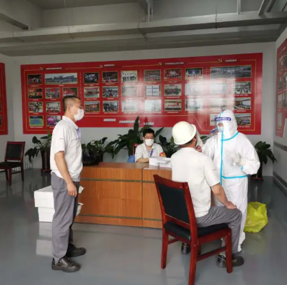 Prevenir y controlar estrictamente la epidemia.