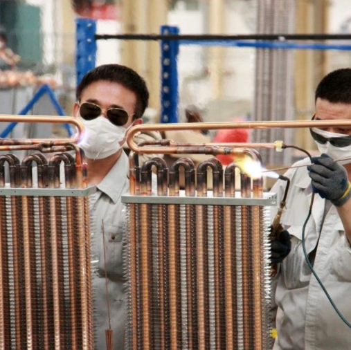 Los hermanos Bingshan se juntan calurosamente, ayudando a la producción a garantizar la entrega