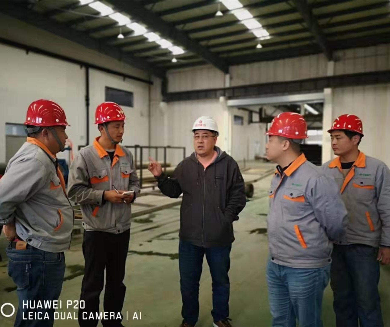 Le président de la société vérifie le fonctionnement des équipements de protection de l'environnement