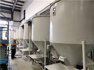 Système d'alimentation centralisé pour la production de tuyaux en PEHD