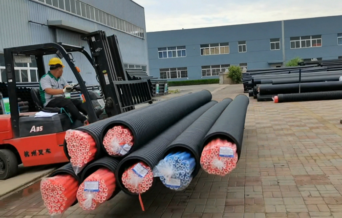 Envío de tubería corrugada de PE y tubería de conducto de PVC