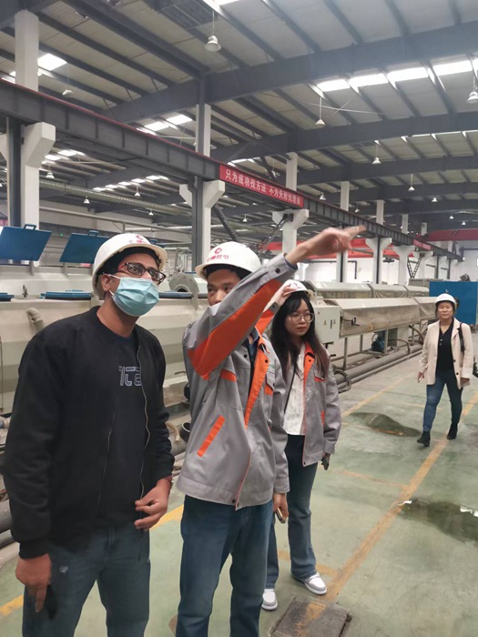 Cliente de Indonesia visita nuestra fábrica de tuberías de HDPE