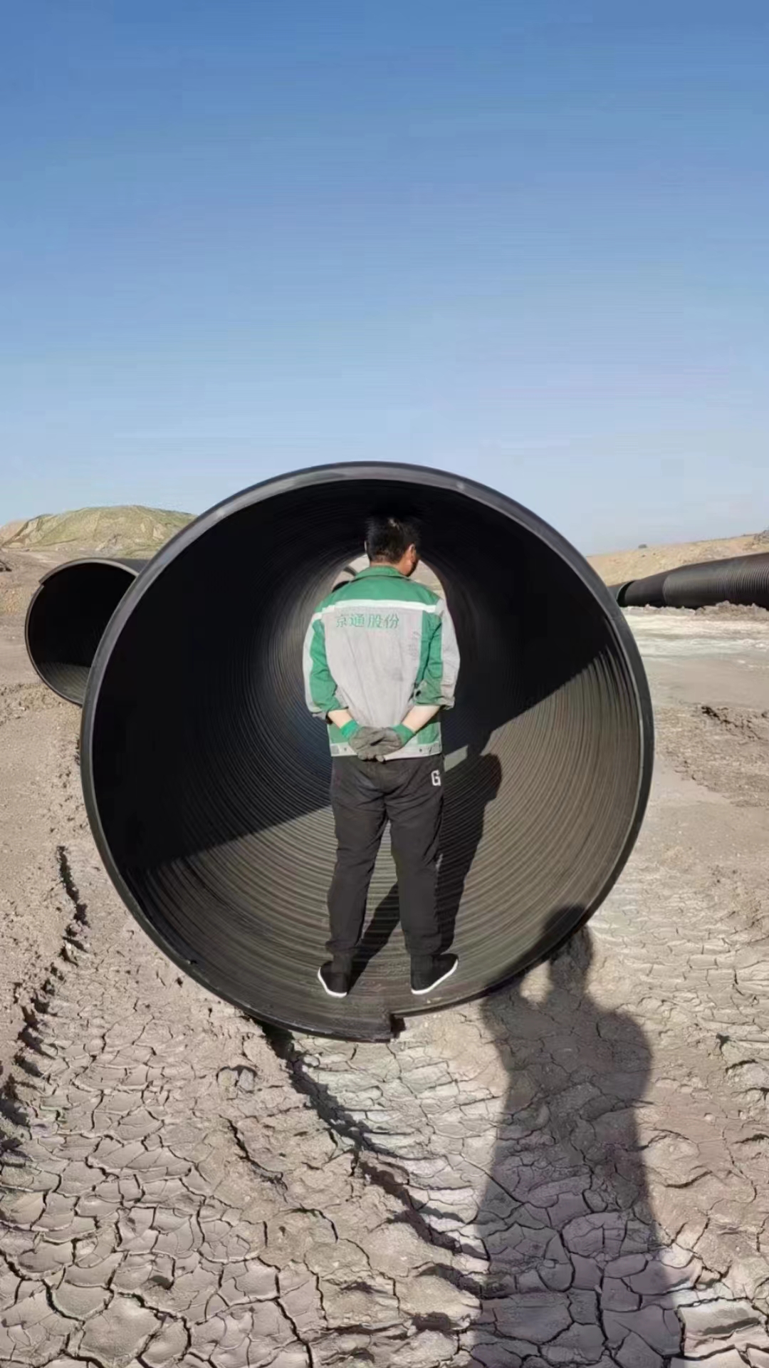 Jingtong apoya proyectos de drenaje en el extranjero y exporta tubos reforzados con tiras de acero.