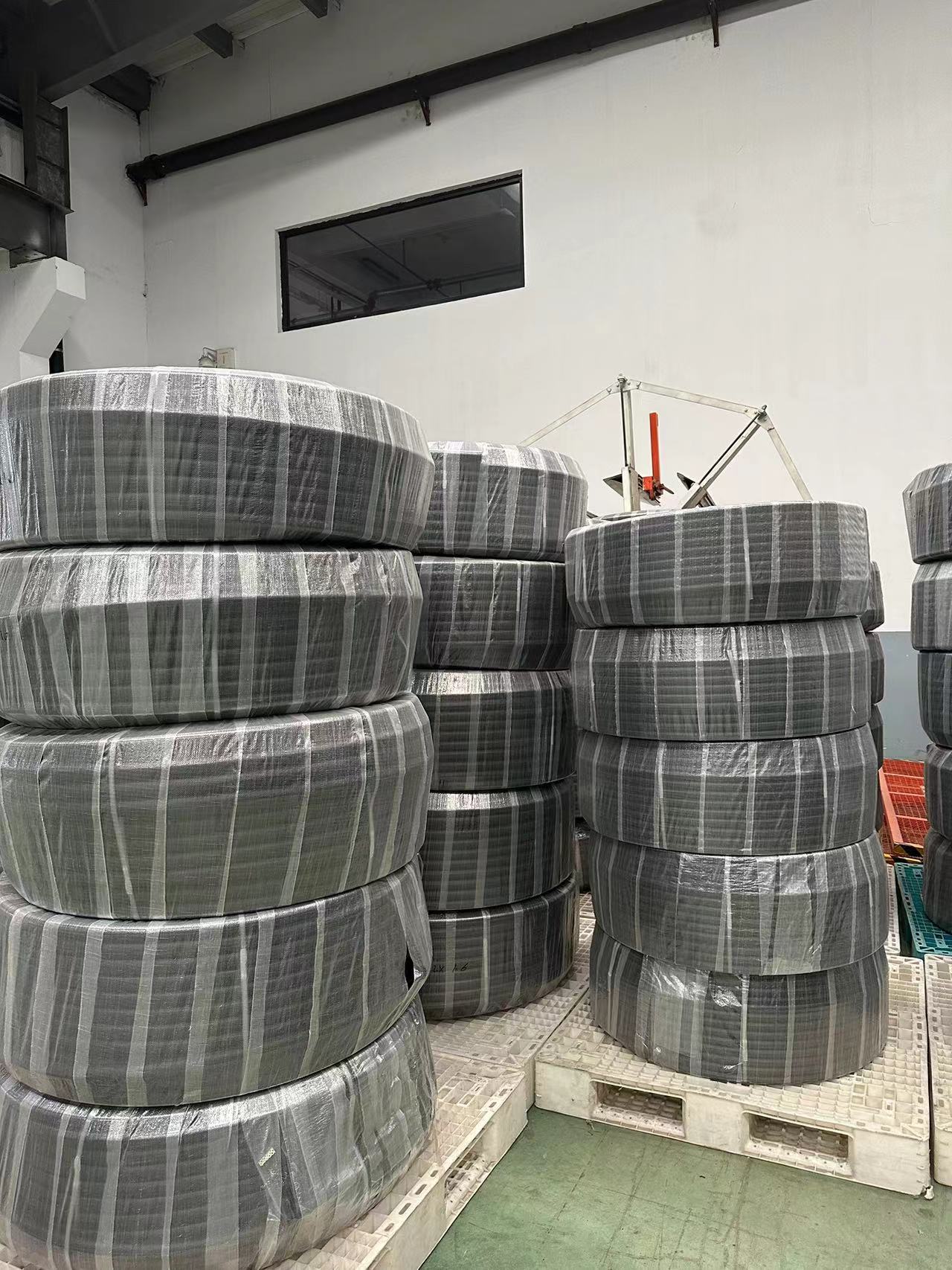 Finalización del embalaje de bobinas de HDPE para la exportación a Nueva Caledonia