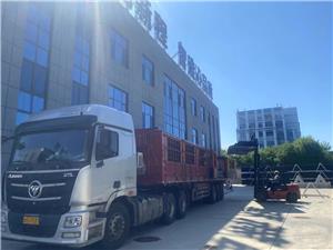 Les conduites d'alimentation en eau en PEHD sont chargées sur des camions et envoyées sur le chantier de construction