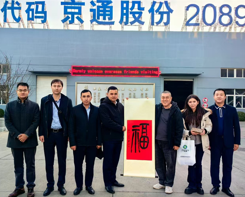 Bienvenidos amigos de Uzbekistán a visitar nuestra fábrica.