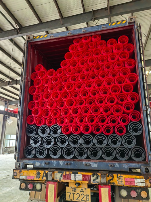 Saluran HDPE DWC Warna Merah Dikirim ke Kaledonia Baru