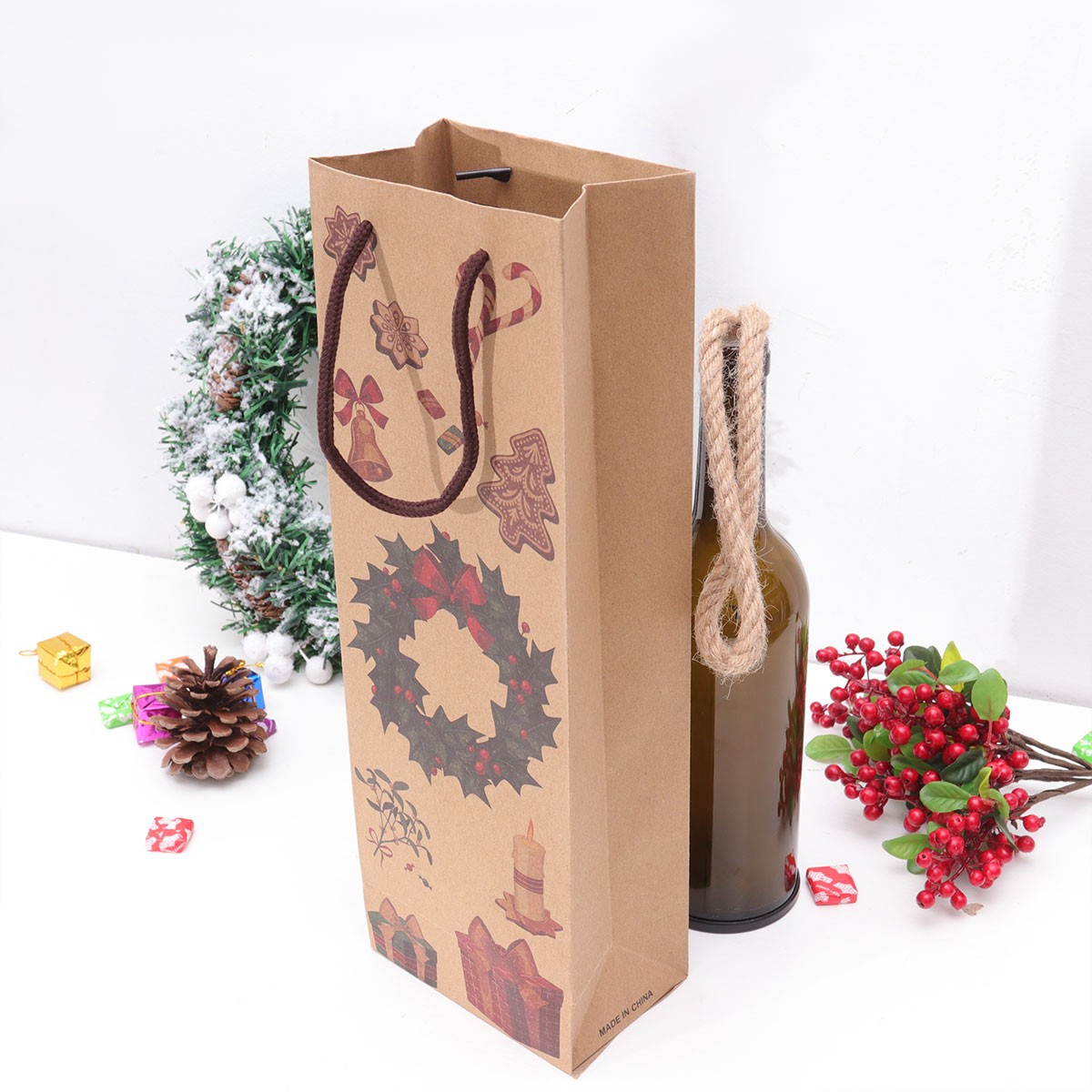 Китай Подгонянный верхним сегментом держатель бутылки вина рождества бумаги Крафт Брауна логотипа, производитель