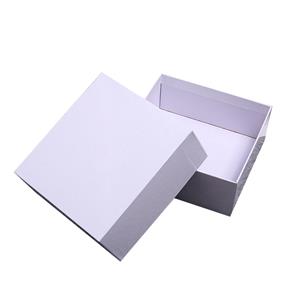 Capacul de culoare albă și partea inferioară a cutiei de cadou rigide, fără imprimare