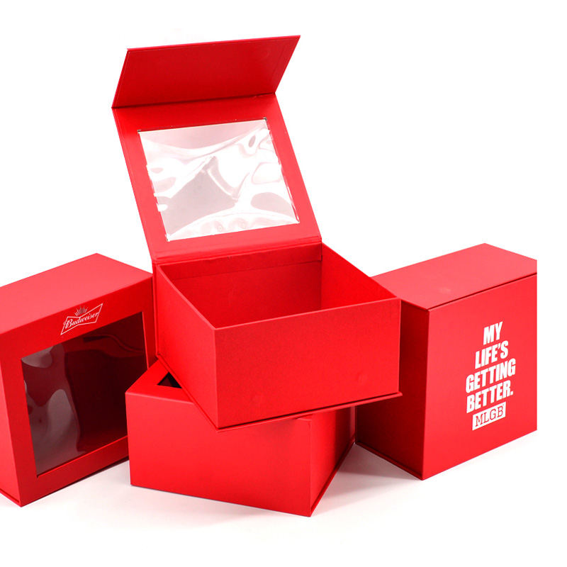 קופסא מגנטית לאריזה קשיחה עם חלון גדול על גבי קופסת מתנה בצבע אדום