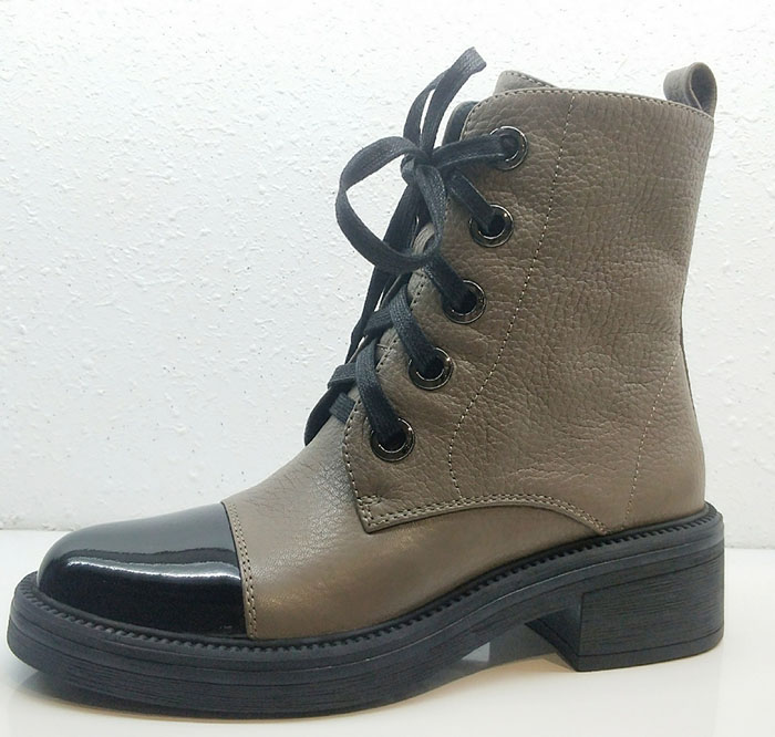 lace-up walking bootes