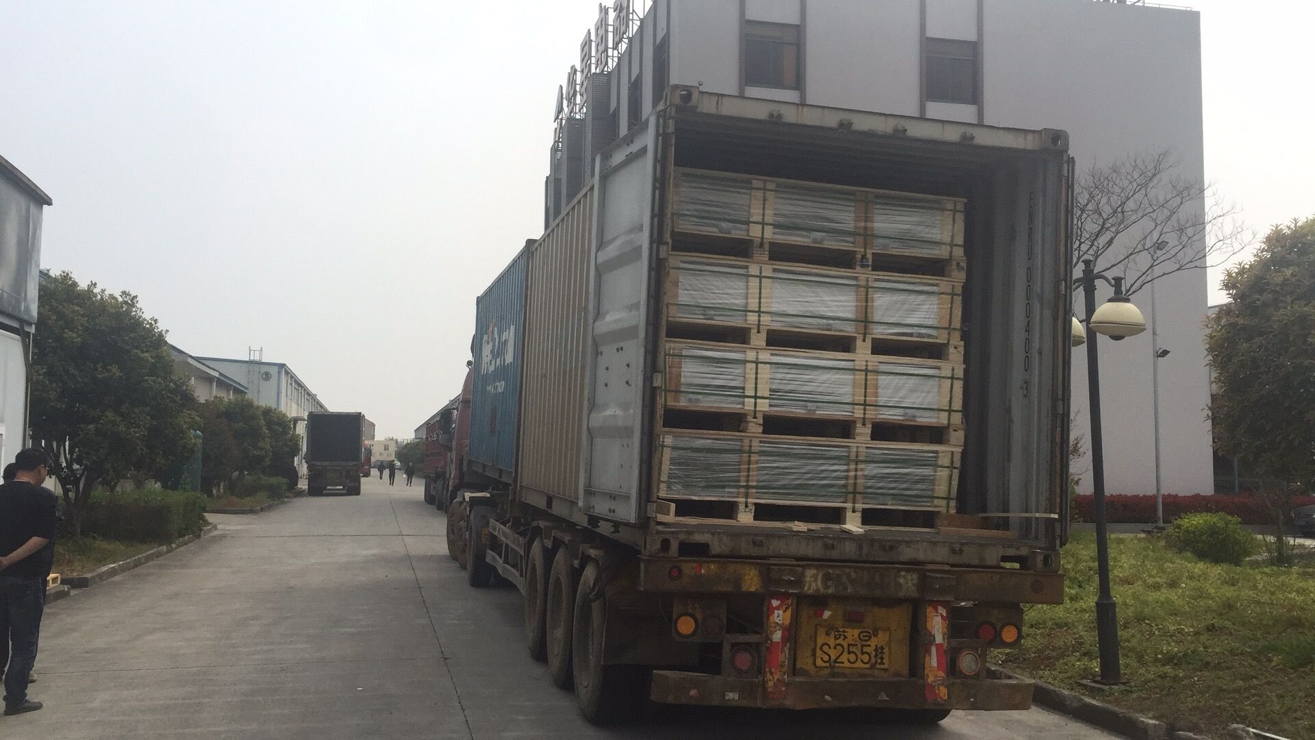 5 containers tempered glass be loading to Kazakhstan