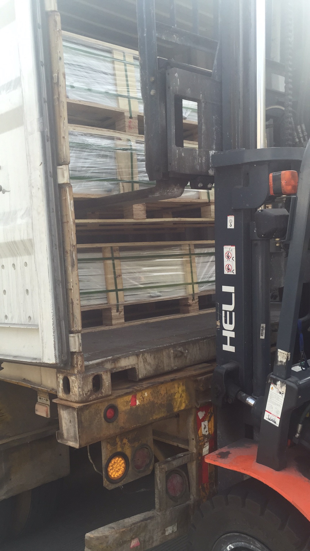 5 containers tempered glass be loading to Kazakhstan