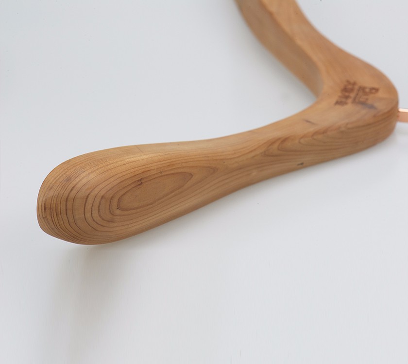 Китай Роскошная деревянная вешалка для костюма из кедра с логотипом, производитель