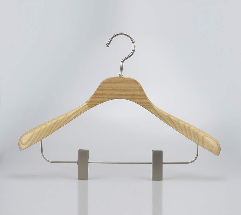 broad shoulder hanger