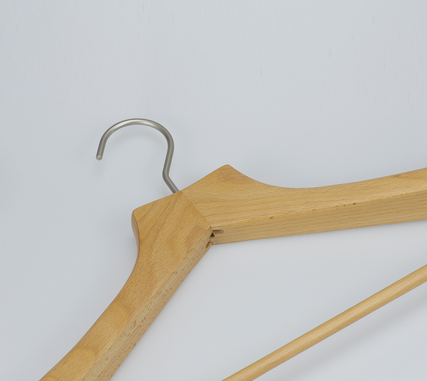 suit hanger with locking bar