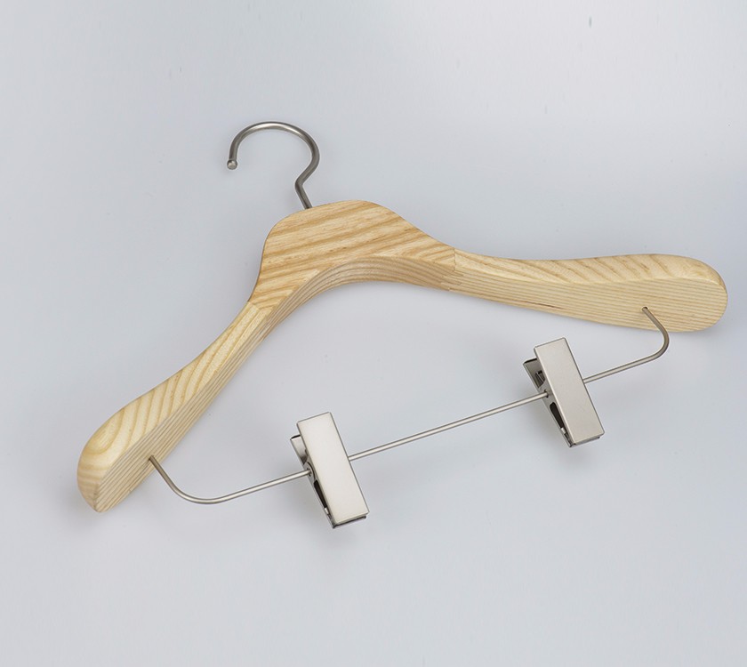 Китай Деревянная переносная вешалка для верхней одежды Deluxe с зажимами, производитель