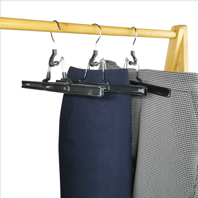 Китай Non Slip Metal Skirt Hanger with Rubberized Clamp, производитель