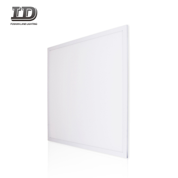 Plafonnier LED ultra fin de 2 x 2 pieds.