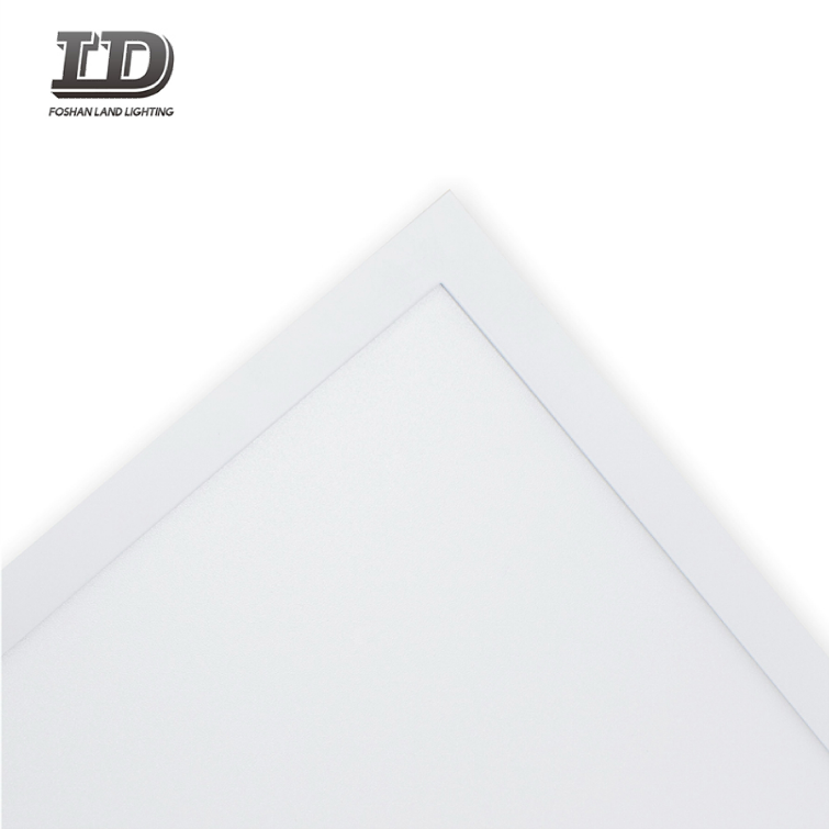 Plafonnier LED ultra fin de 2 x 2 pieds.