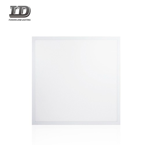 Plafonnier LED ultra fin de 2 x 2 pieds.