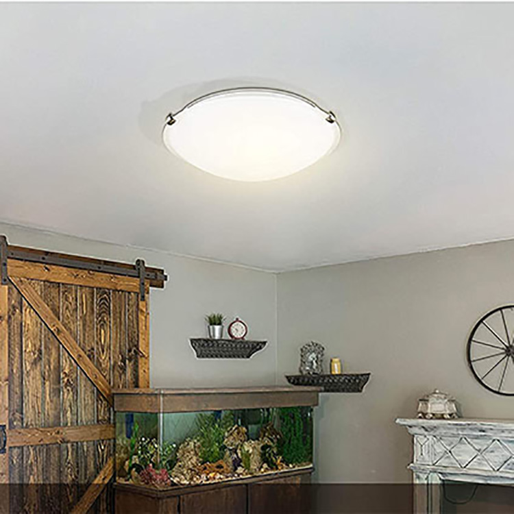 Czy do lampy w salonie lepiej wybrać żyrandol czy lampę sufitową?