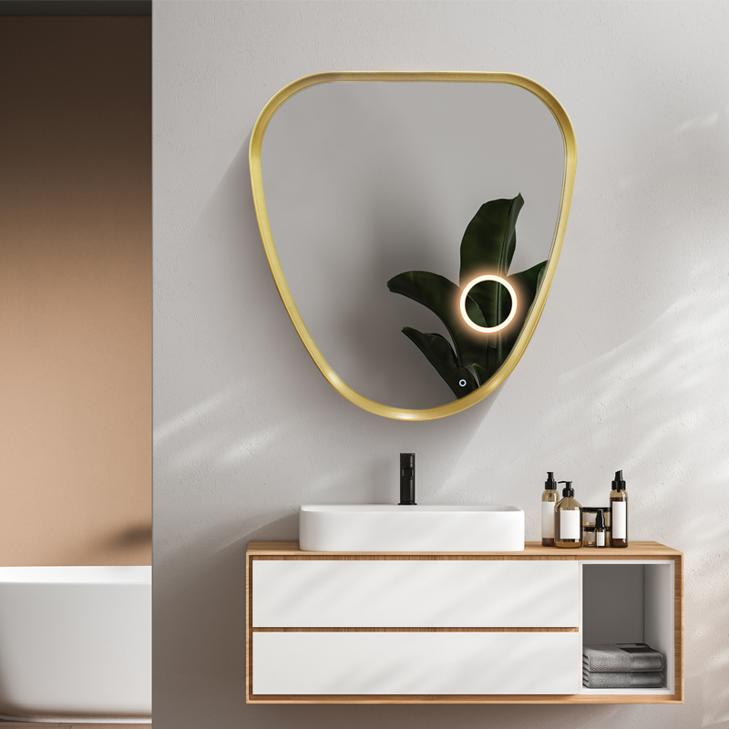 Espejo de baño con luz LED y detalles en forma de gota de agua con borde dorado y aumento de 5X
