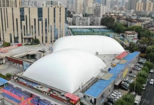 Construire dôme d'air sur le dessus du toit