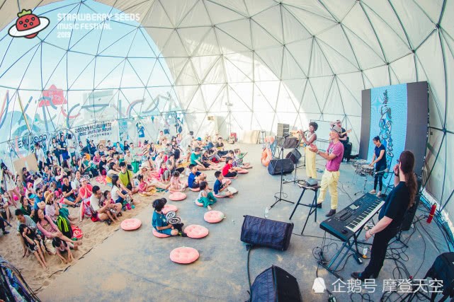 Tente dôme dans les fêtes.