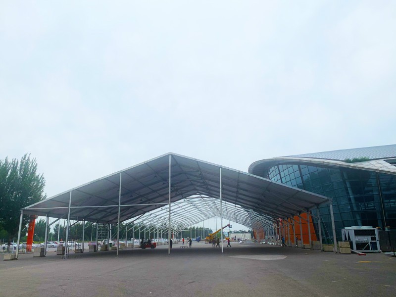Grande salle d'exposition extérieure temporaire