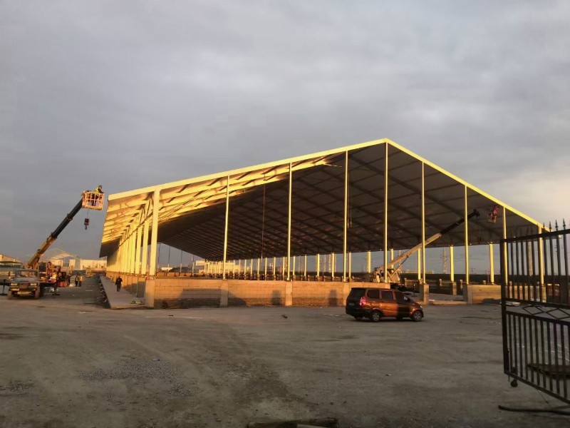 Шатер временного склада на открытом воздухе с карнизом