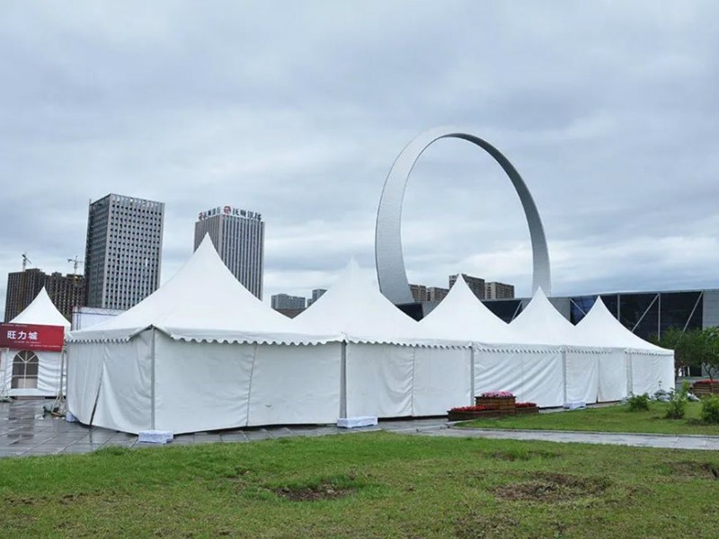 La tente différente et la tente de cadre