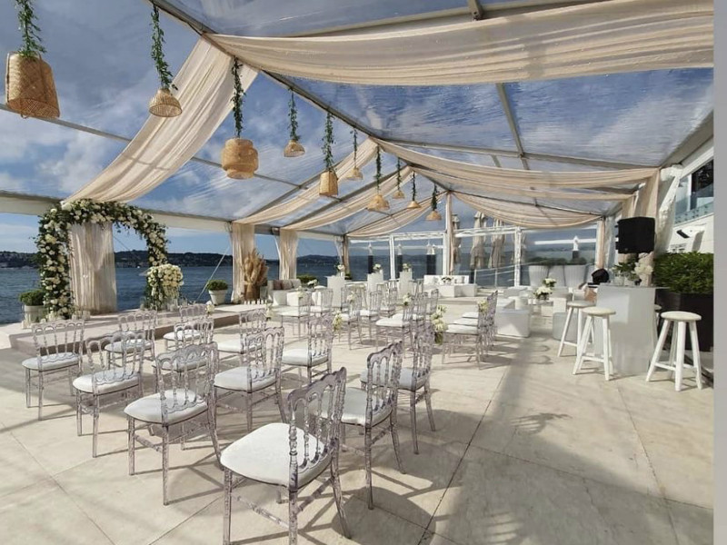 Transparent restaurant tent