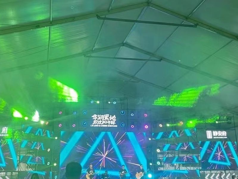 La tente de l'Oktoberfest peut accueillir des rassemblements de centaines de personnes