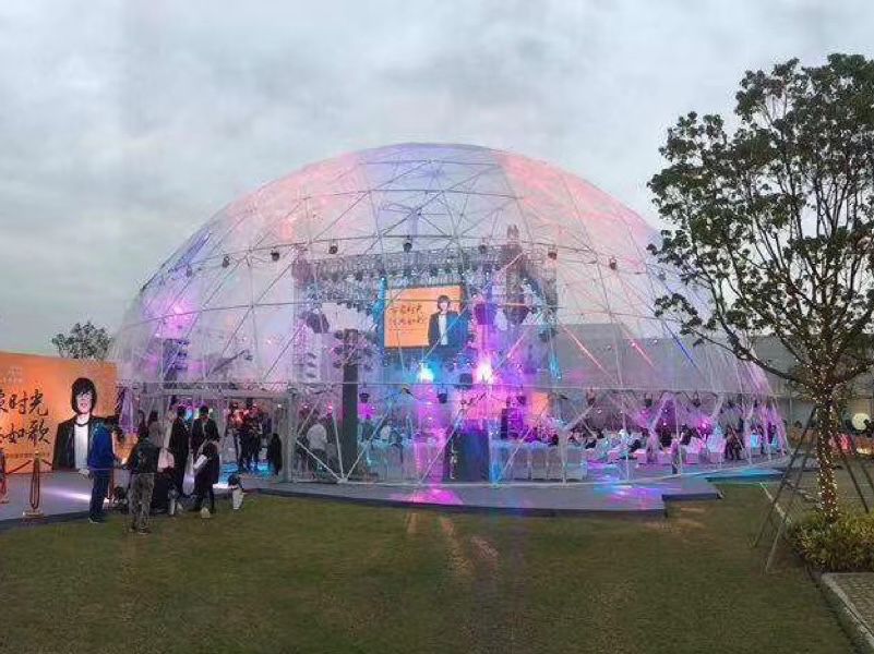 Tentes extérieures en forme de dôme de couleur.