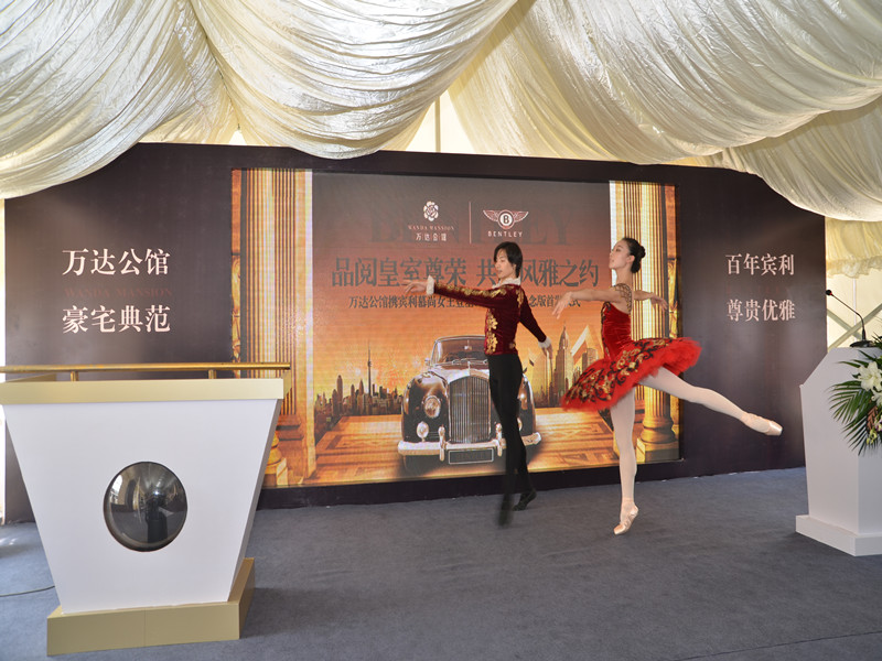 Grandes tentes temporaires à cadre en A couramment utilisées dans les attractions touristiques